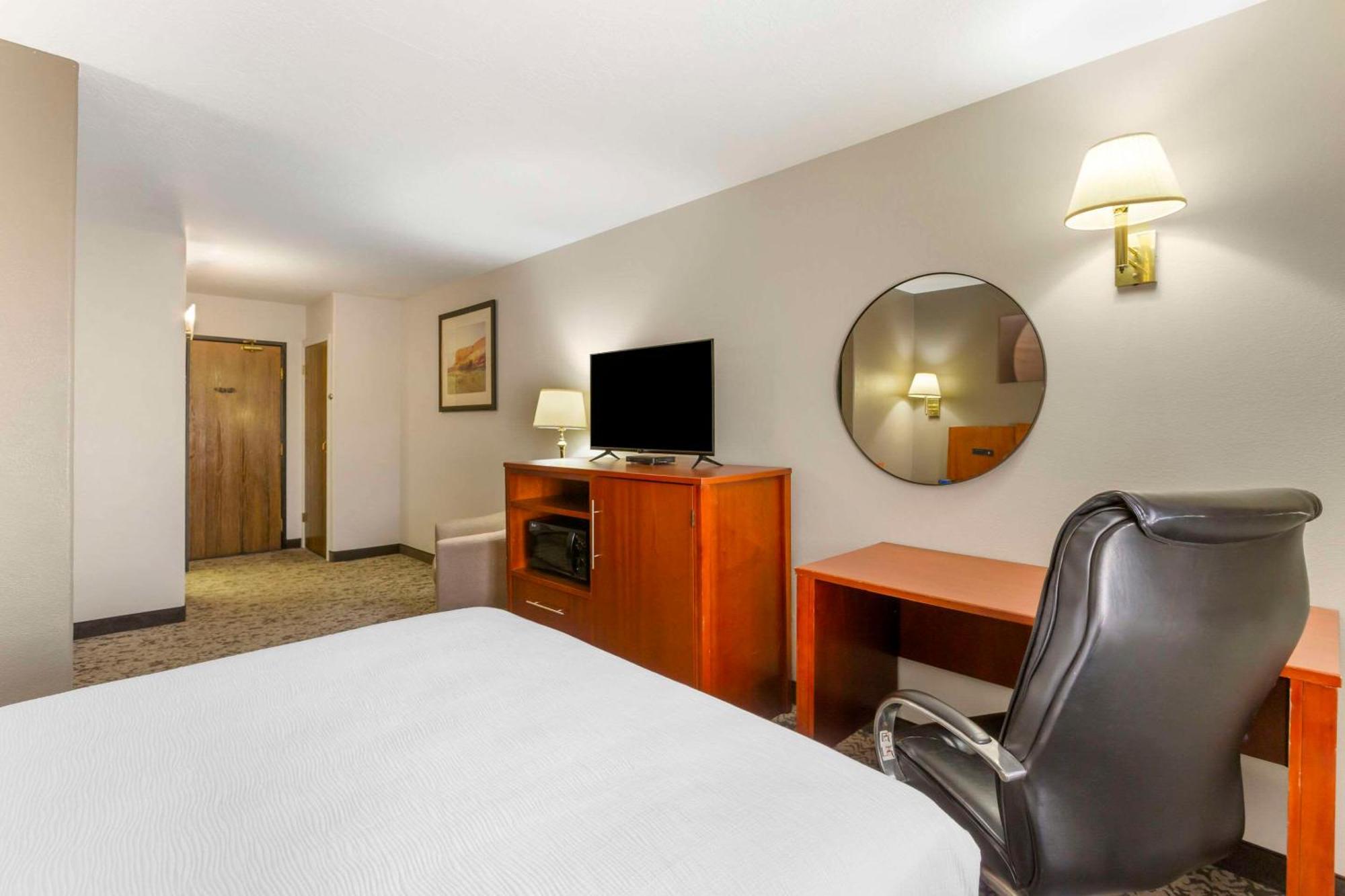 Quality Inn & Suites Fillmore I-15 Exterior photo